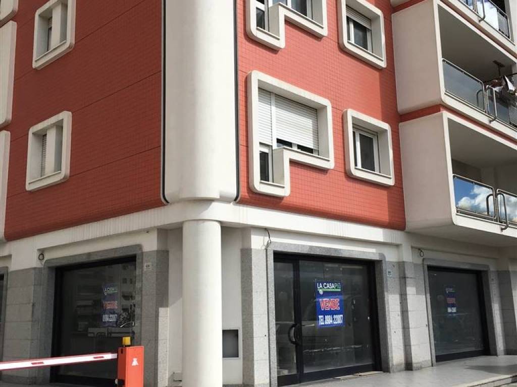 negozio in vendita a Cosenza in zona Città 2000