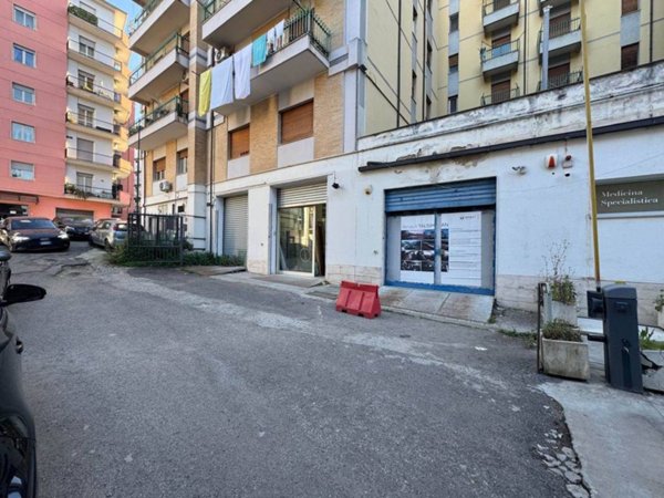 locale commerciale in vendita a Cosenza in zona Panebianco