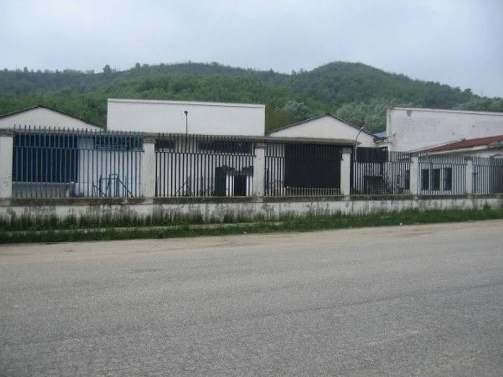 locale commerciale in vendita a Cosenza in zona Panebianco