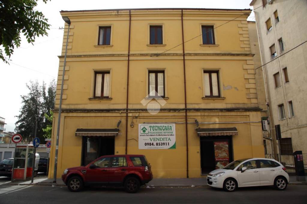 negozio in vendita a Cosenza in zona Cosenza Vecchia