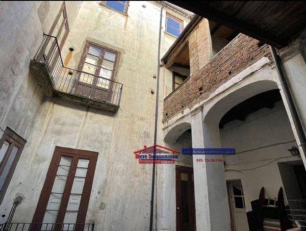 locale di sgombero in vendita a Cosenza in zona Cosenza Vecchia