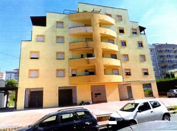 negozio in vendita a Cosenza