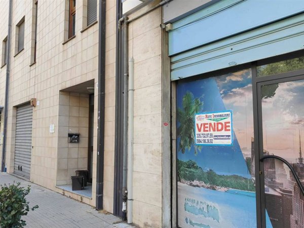 negozio in vendita a Cosenza in zona Città 2000