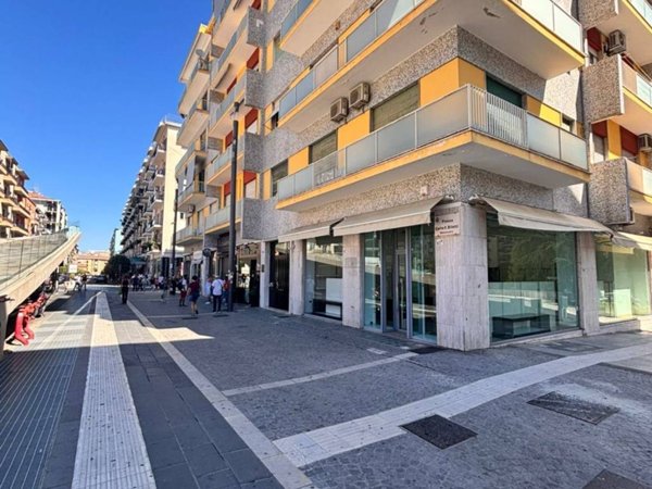 negozio in vendita a Cosenza in zona Città 2000