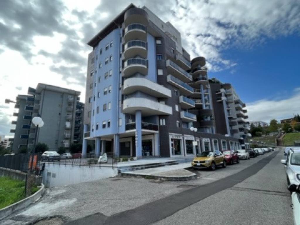negozio in vendita a Cosenza in zona Città 2000