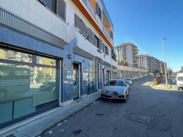negozio in vendita a Cosenza in zona Città 2000