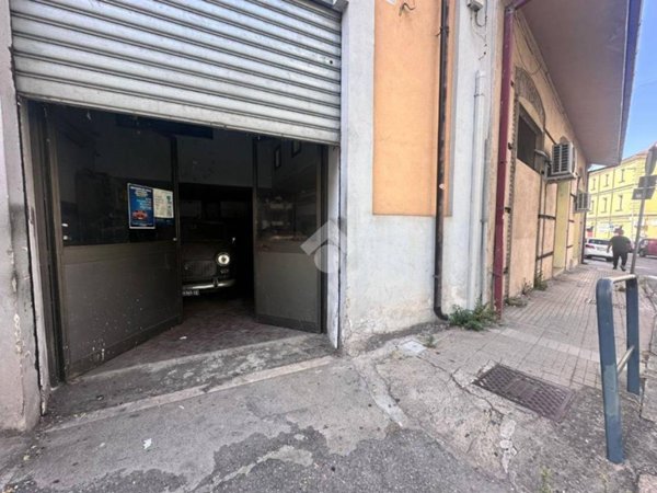 negozio in vendita a Cosenza in zona Cosenza Vecchia