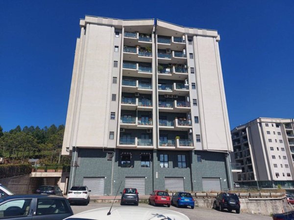 locale commerciale in vendita a Cosenza in zona Panebianco