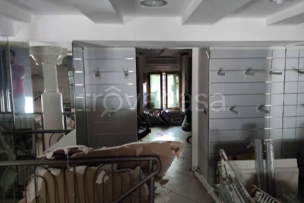 negozio in vendita a Cosenza in zona Cosenza Vecchia