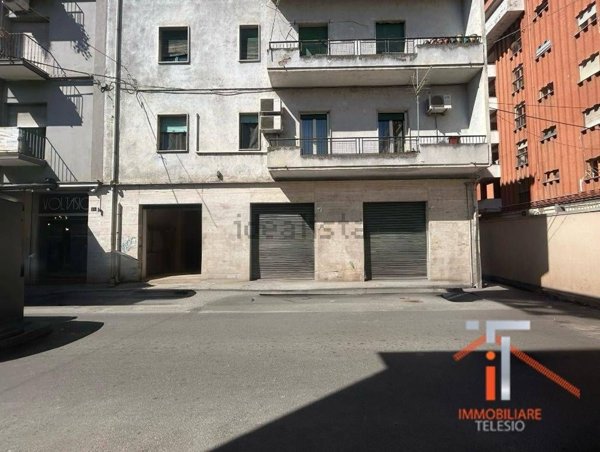 locale commerciale in vendita a Cosenza in zona Cosenza Vecchia