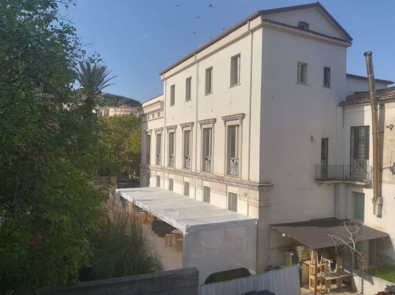 negozio in vendita a Cosenza in zona Cosenza Vecchia