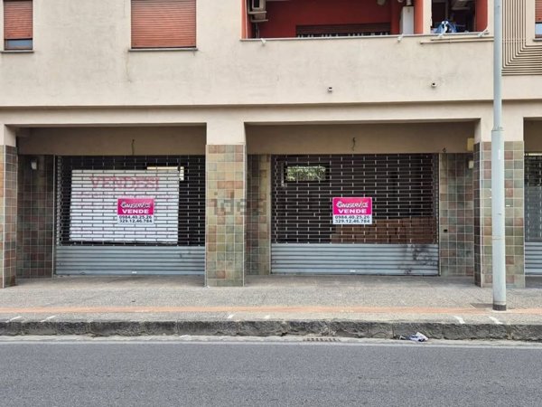 locale commerciale in vendita a Cosenza in zona Via Popilia