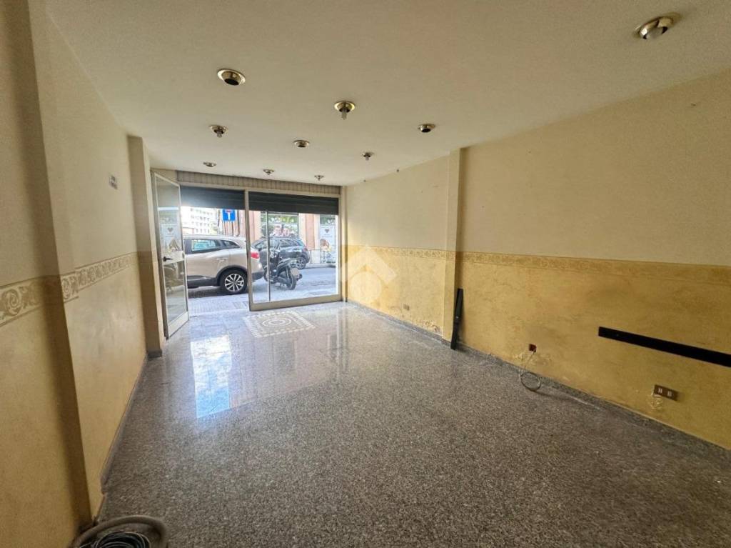 negozio in vendita a Cosenza in zona Cosenza Vecchia