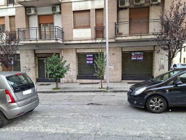 negozio in vendita a Cosenza in zona Cosenza Vecchia