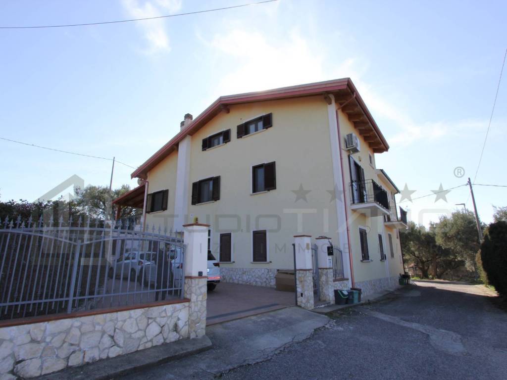 casa indipendente in vendita a Cosenza in zona Donnici