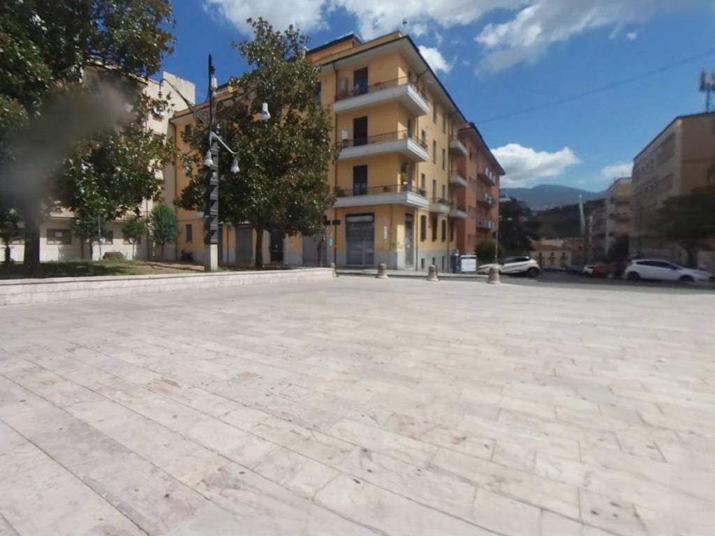 negozio in vendita a Cosenza in zona Cosenza Vecchia