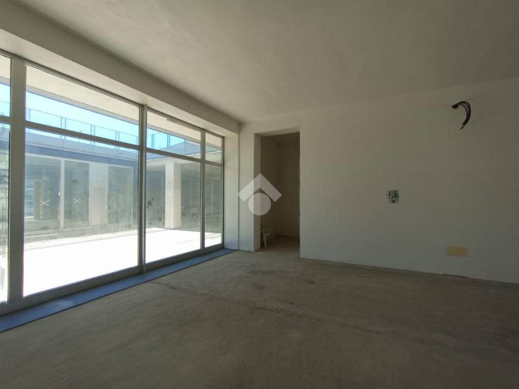 negozio in vendita a Cosenza in zona Panebianco