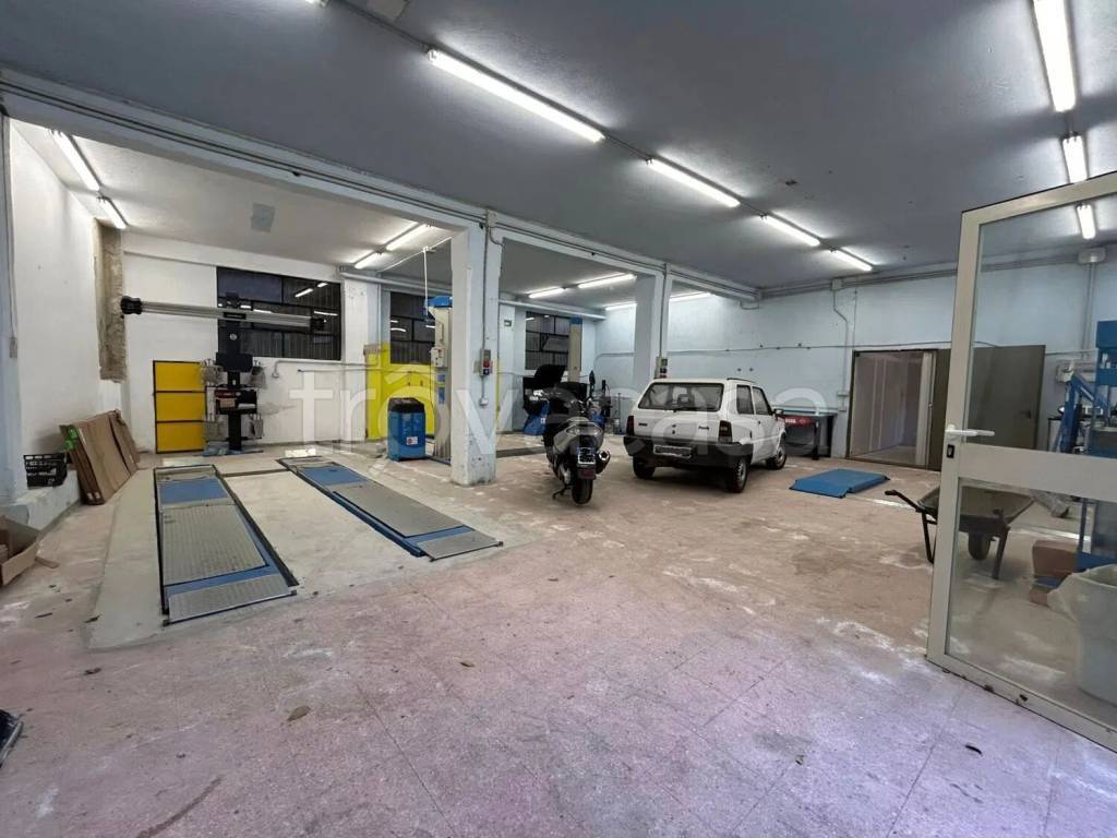 negozio in vendita a Cosenza in zona Cosenza Vecchia