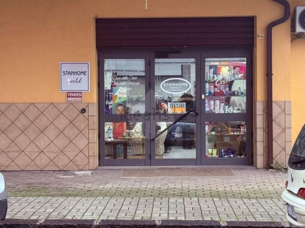 locale commerciale in vendita a Cosenza in zona Via Popilia