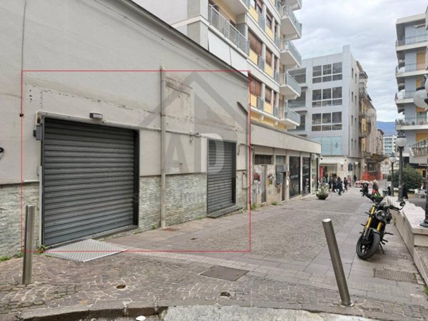 locale commerciale in vendita a Cosenza in zona Cosenza Vecchia