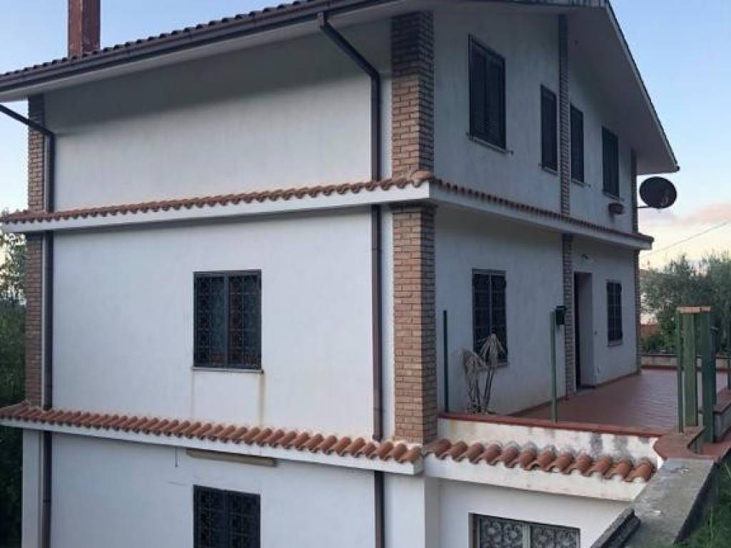 casa indipendente in vendita a Cosenza in zona Donnici