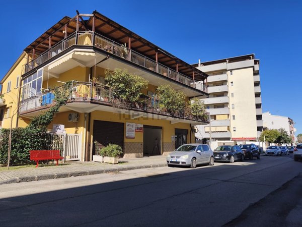 locale commerciale in vendita a Cosenza in zona Via Popilia
