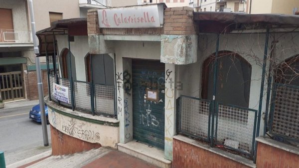 locale commerciale in vendita a Cosenza in zona De Rada