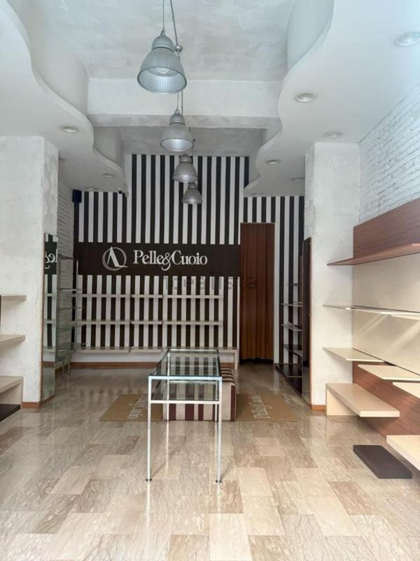 locale commerciale in vendita a Cosenza