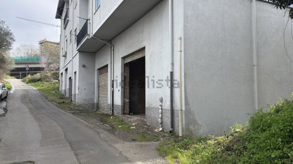 locale di sgombero in vendita a Cosenza in zona Città 2000