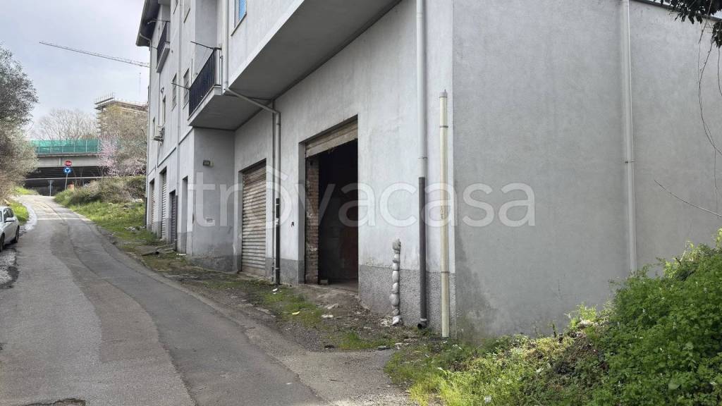 locale commerciale in vendita a Cosenza in zona Città 2000