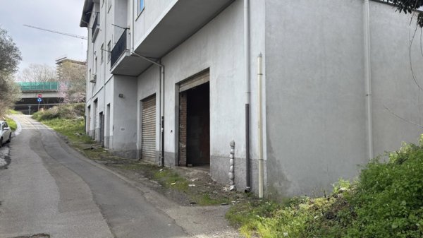 locale di sgombero in vendita a Cosenza in zona Città 2000