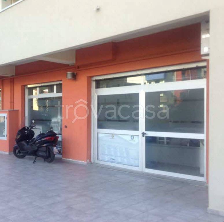 negozio in vendita a Cosenza in zona Via Popilia