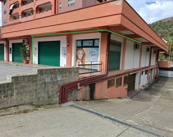 negozio in vendita a Cosenza in zona Cosenza Vecchia