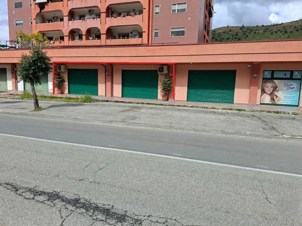 negozio in vendita a Cosenza in zona Cosenza Vecchia