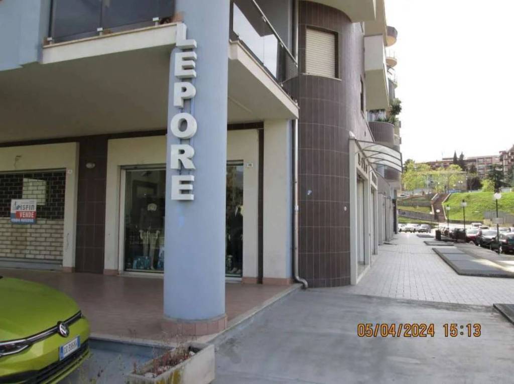 negozio in vendita a Cosenza in zona Panebianco