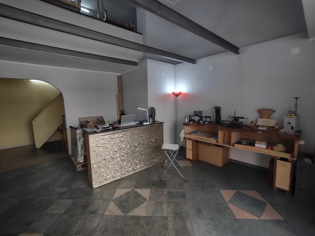 locale commerciale in vendita a Cosenza in zona Cosenza Vecchia