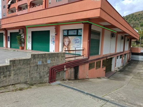 negozio in vendita a Cosenza in zona Serra Soprana