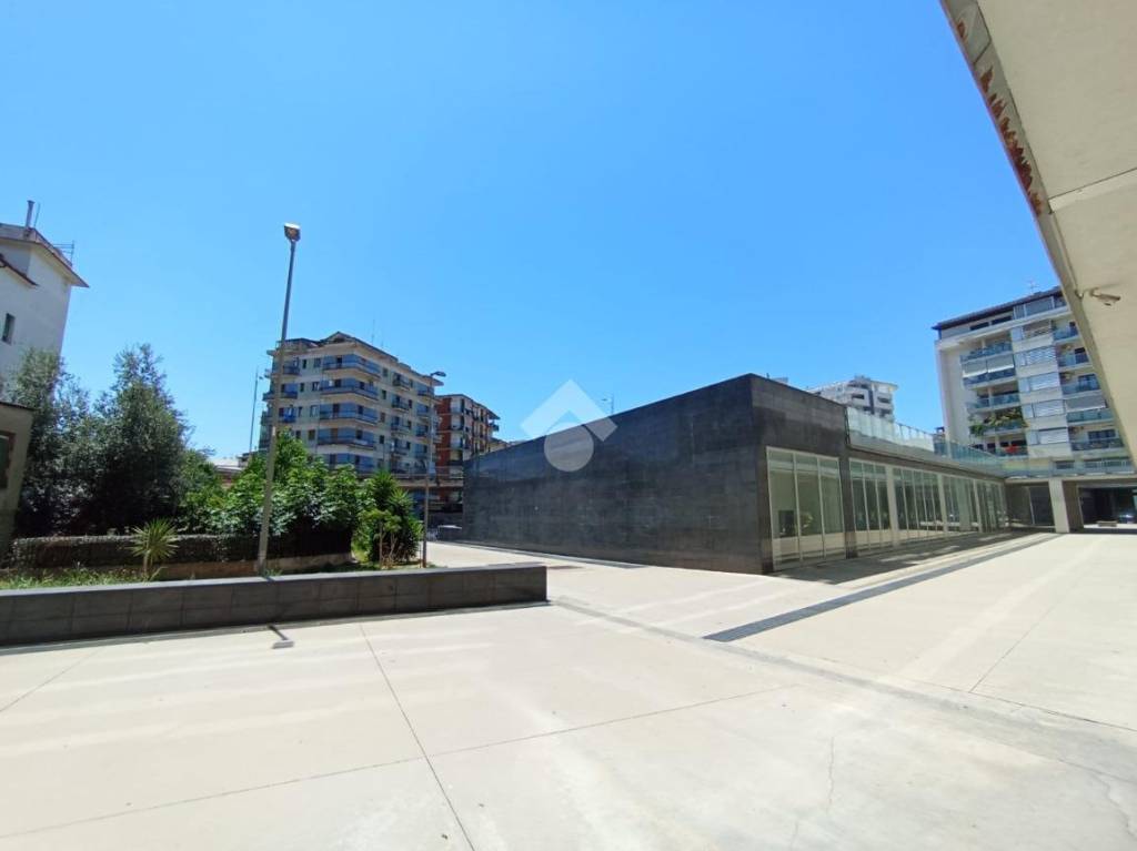 negozio in vendita a Cosenza in zona Panebianco