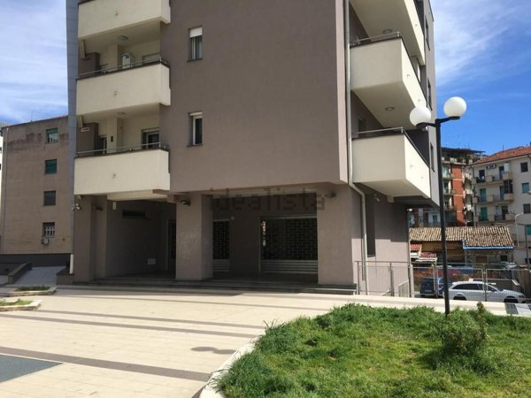 locale di sgombero in vendita a Cosenza in zona Panebianco