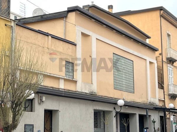 negozio in vendita a Cosenza in zona Cosenza Vecchia