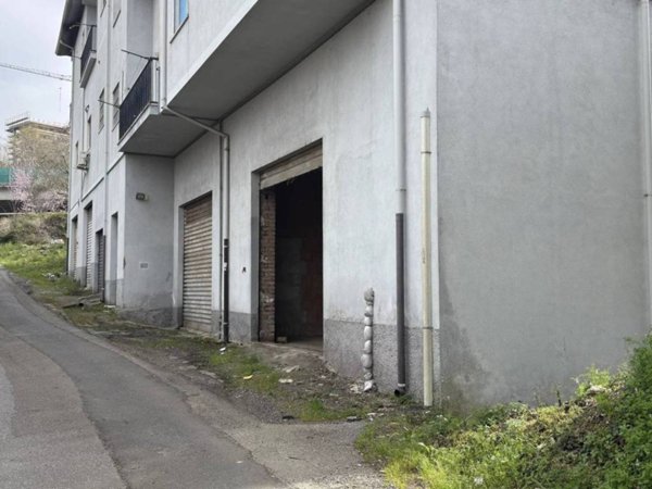 locale commerciale in vendita a Cosenza in zona Città 2000