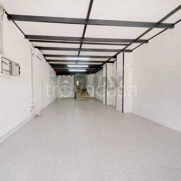 negozio in vendita a Cosenza in zona Cosenza Vecchia