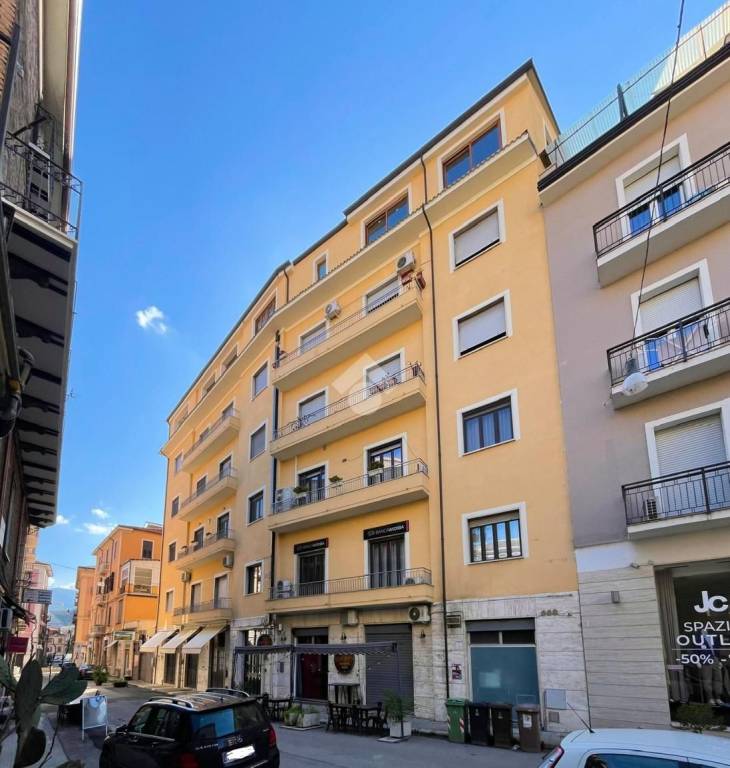 negozio in vendita a Cosenza in zona Cosenza Vecchia