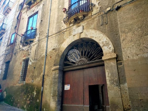 locale di sgombero in vendita a Cosenza in zona Cosenza Vecchia