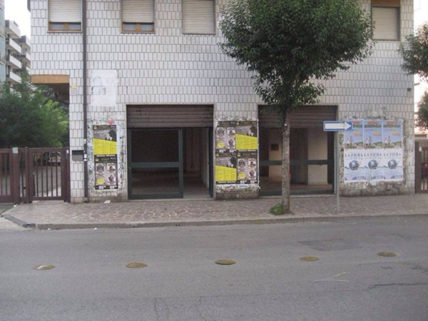 negozio in vendita a Cosenza in zona Panebianco
