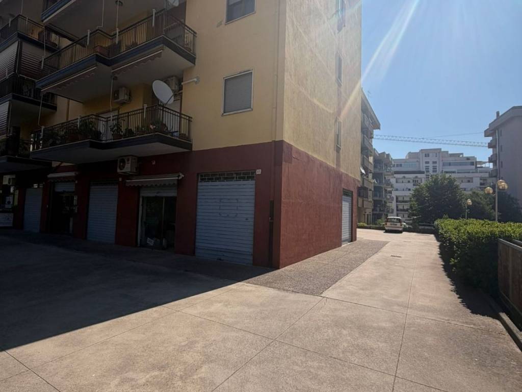 negozio in vendita a Cosenza in zona Panebianco