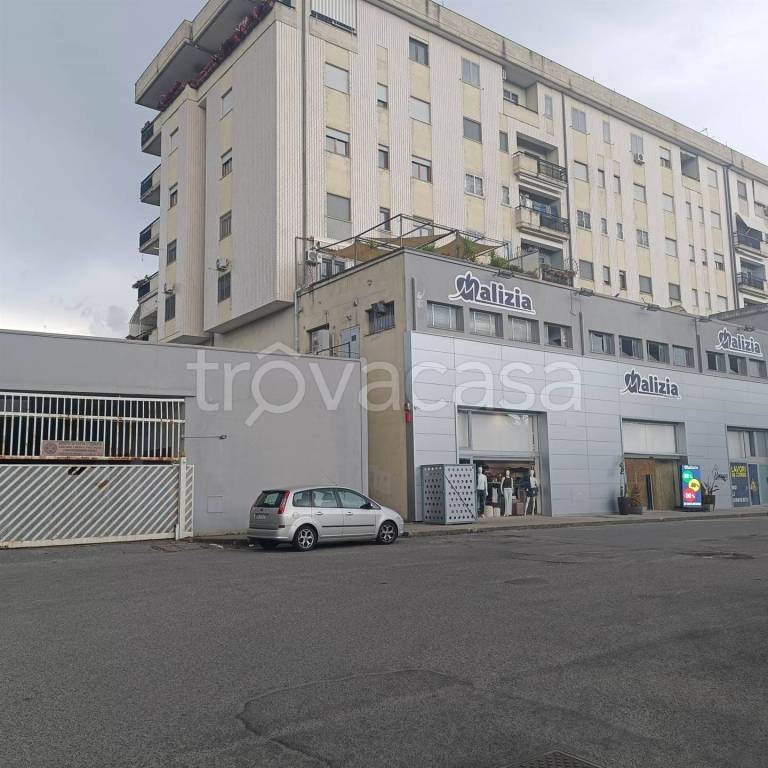 negozio in vendita a Cosenza in zona Città 2000