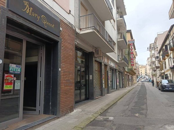 negozio in vendita a Cosenza in zona Cosenza Vecchia