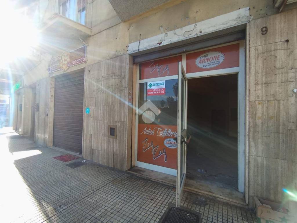 locale commerciale in vendita a Cosenza in zona Panebianco