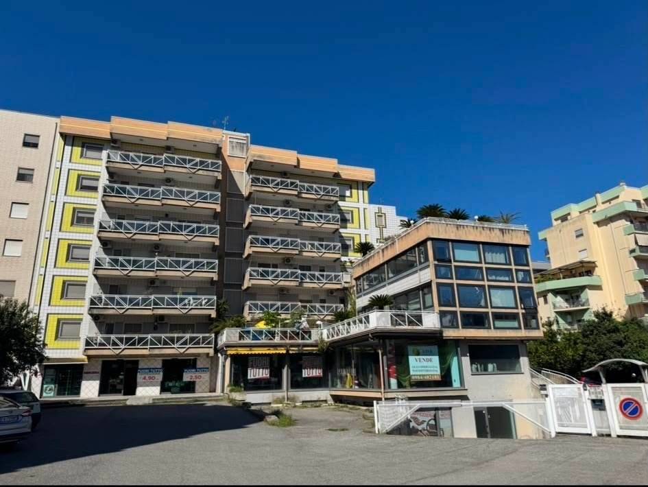 negozio in vendita a Cosenza in zona Panebianco